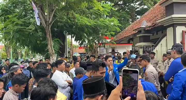 PMII Pamekasan Demo Soal Kelangkaan Pupuk Subsidi