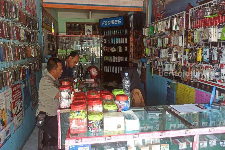 Konter handphone yang menjadi lokasi kejadian curanmor di Ponorogo. (Foto/Endra Dwiono/Beritajatim.com)