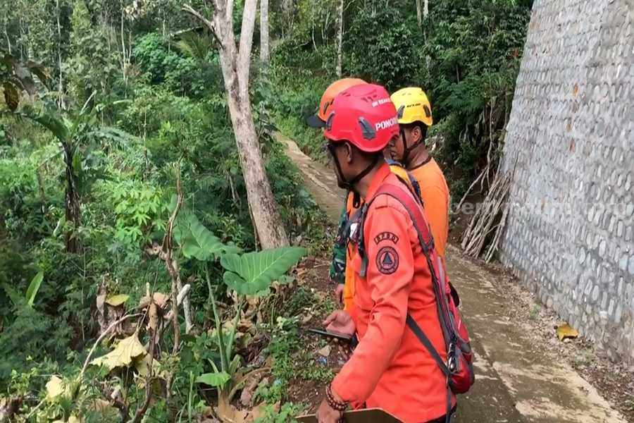 Petugas dari TRC BPBD Ponorogo meninjau lokasi retakan tanah di Desa Banaran (Foto/Istimewa)