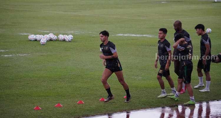 Kejar Standar Kualitas, Persebaya Genjot Pemain di Tengah Hujan Deras Bruno Moreira dkk berlatih di Lapangan Thor Surabaya. (Way)