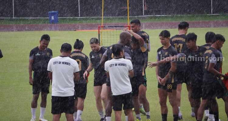 Paul Munster Sudah Siapkan Strategi Hadapi PSIS Semarang Pemain Persebaya tengah berlatih di Thor. (Way)