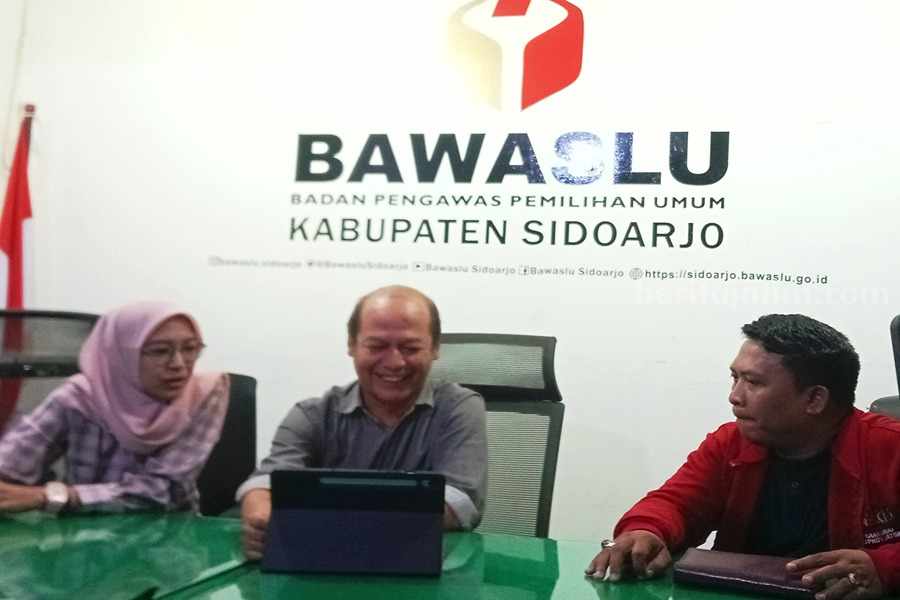 Bawaslu Sidoarjo Telusuri Dugaan Pelanggaran Kampanye Tim Prabowo-Gibran Ketua Bawaslu Kab. Sidoarjo Agung Nugraha (tengah) bersama dua Komisioner.