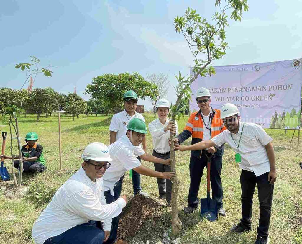 PWI Gresik dan Wilmar Nabati Indonesia Tanam 1.000 Tabebuya Foto Head Personal and General Affairs (PGA) PT Wilmar Nabati Indonesia, Andy Mahmud (tiga dari kanan) dan pengurus PWI Gresik saat menanam pohon tabebuya.