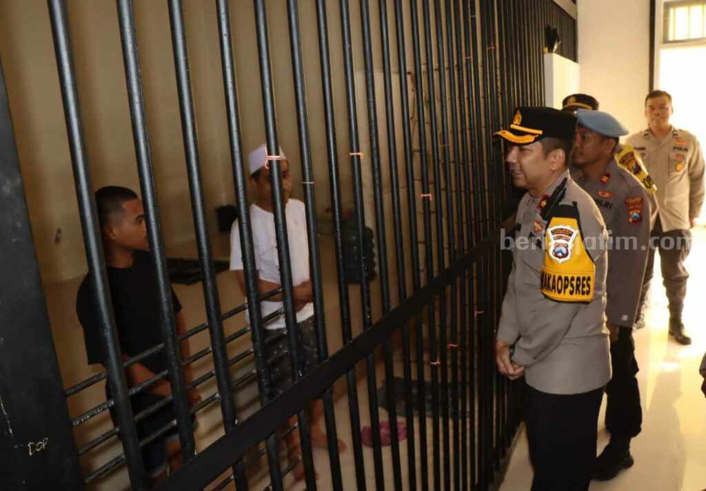 Wakapolres Gresik Kompol Danu Anindito Kuncoro saat memweiksa ruang tahanan