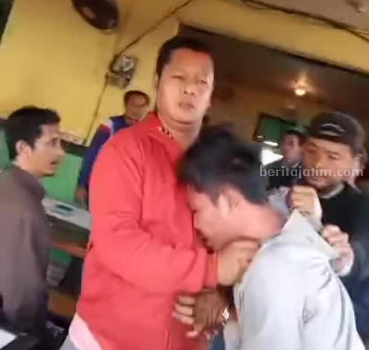 Kepergok, Pelaku Curanmor di Gresik Babak Belur Foto pelaku curanmor saat diamankan polisi usai babak belur dihajar massa