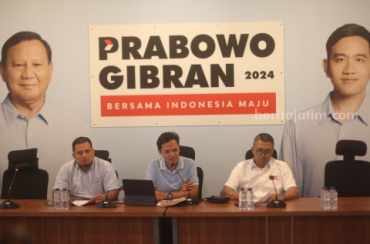 TKN Tuding Ada Potensi Penggagalan Pemilu 2024 Habiburokhman dalam konferensi pers di Medai Center Prabowo-Gibran, Jakarta, Jumat (12/4/2024).