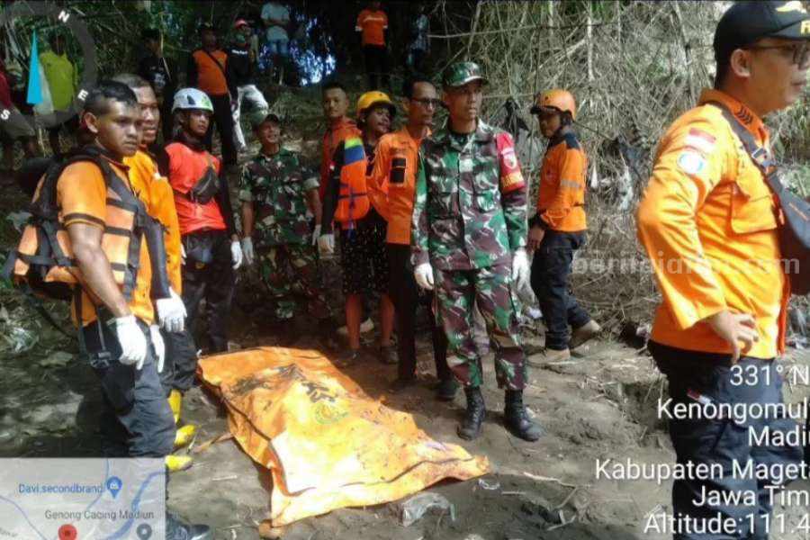 Jenazah santri yang tenggelam di aliran Bengawan Madiun.