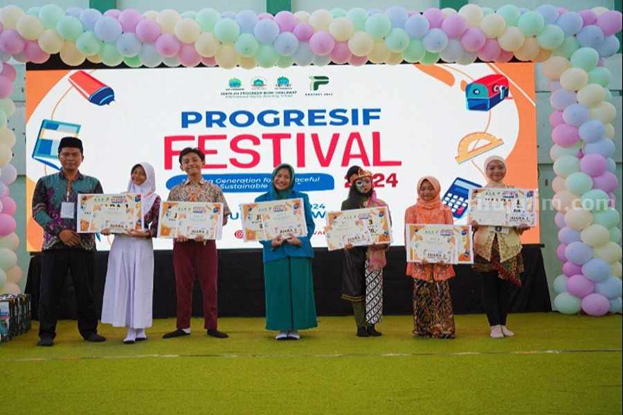 Para juara kompetisi di Sekolah Progresif Bumi Shalawat