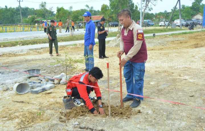 Pemkab Pamekasan dan Pemprov Jatim Lakukan Reboisasi di Area Embung Samiran