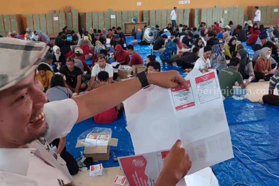 Surat suara DPD yang ditemukan rusak saat proses sortir dan lipat oleh KPU Ngawi.