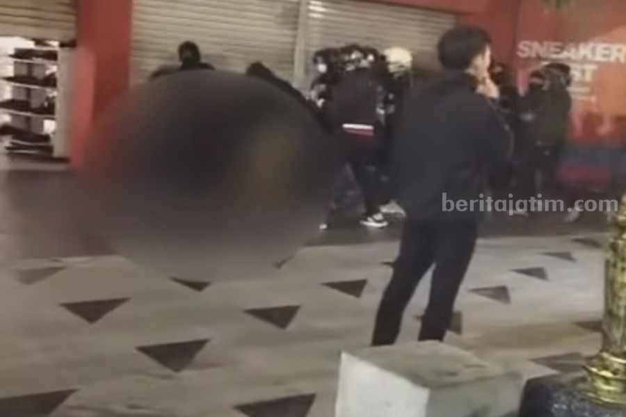 Potongan video aksi pengeroyokan di Jalan Tunjungan