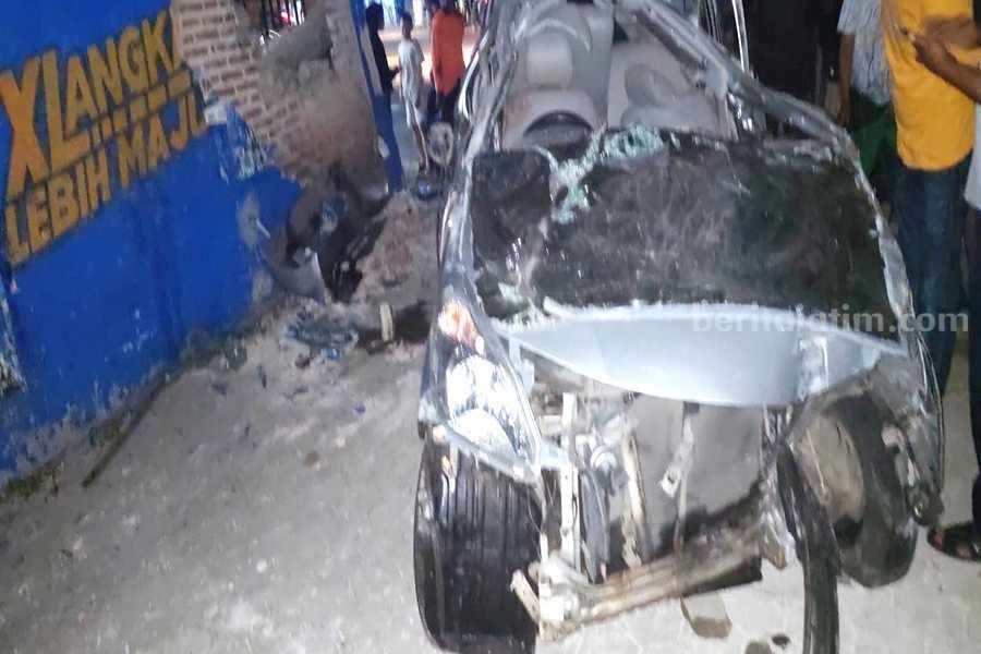 Selip, Xenia di Ponorogo Ringsek Tabrak Rumah Mobil Xenia ringsek setelah menabrak teras rumah warga di Desa/Kecamatan Babadan. (Foto/Istimewa)