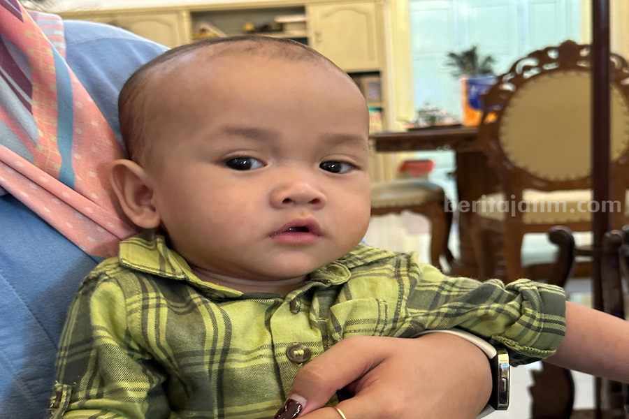 Balita berusia 8 bulan yang mempunyai nama unik, Otot Kawat Balung Wesi Ati Qur'an. (Foto/Doni dan Oktavian Zindi Mastura