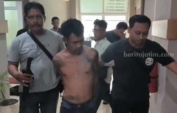 Pelaku penganiayaan menggunakan pedang saat diamankan di Polres Gresik