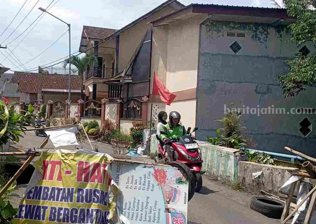 Salah satu jembatan rusak di Kabupaten Malang, tepatnya Jalan Tirto Taruno, Desa Landungsari, Kecamatan Dau, Kabupaten Malang.