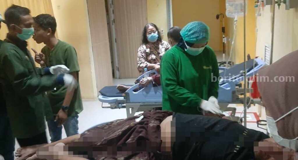 Foto korban yang mengalami sabetan pedang saat menjalani perawatan medis.