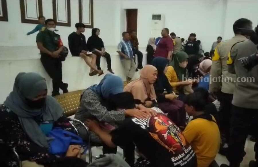 Wiwik dan Rama saat di aula Bharadaksa Polrestabes Surabaya.