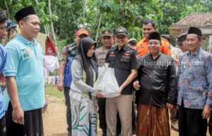 Pj Bupati Pamekasan Bantu Ringankan Beban Korban Cuaca Ekstrem Foto Berita Jatim
