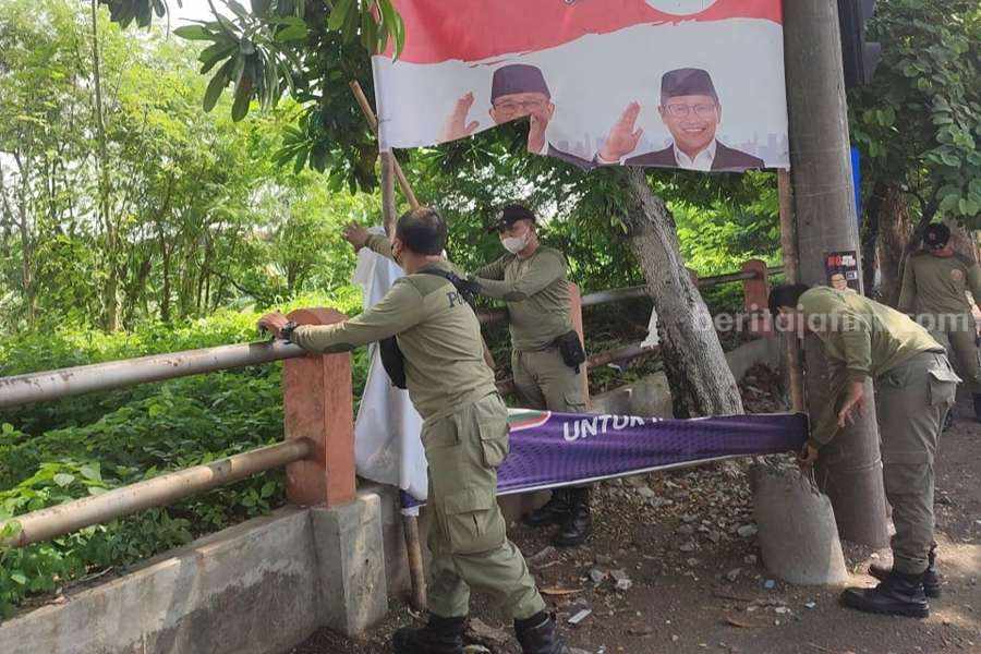 Satpol PP Surabaya Terus Tertibkan APK yang Langgar Aturan Foto Berita Jatim