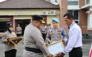 Polres Pamekasan Beri Penghargaan 12 Anggota Berkat Ungkap 2,380 Gram Ganja Foto Berita Jatim