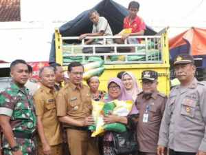 Pemkab Pamekasan Bagikan 8 Ton Beras Murah ke Masyarakat Foto Berita Jatim