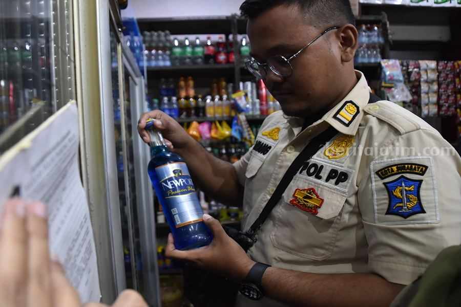 Satpol PP Surabaya Gerebek Laundry Nyambi Jual Miras Foto Berita Jatim