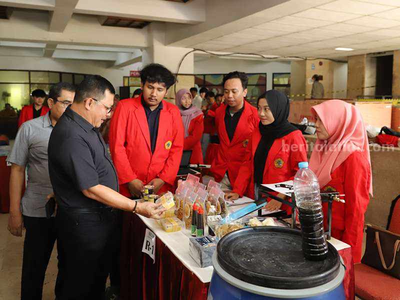 Rektor Untag Surabaya Prof Mulyanto Nugroho meninjau stand pameran produk hasil riset mahasiswa.