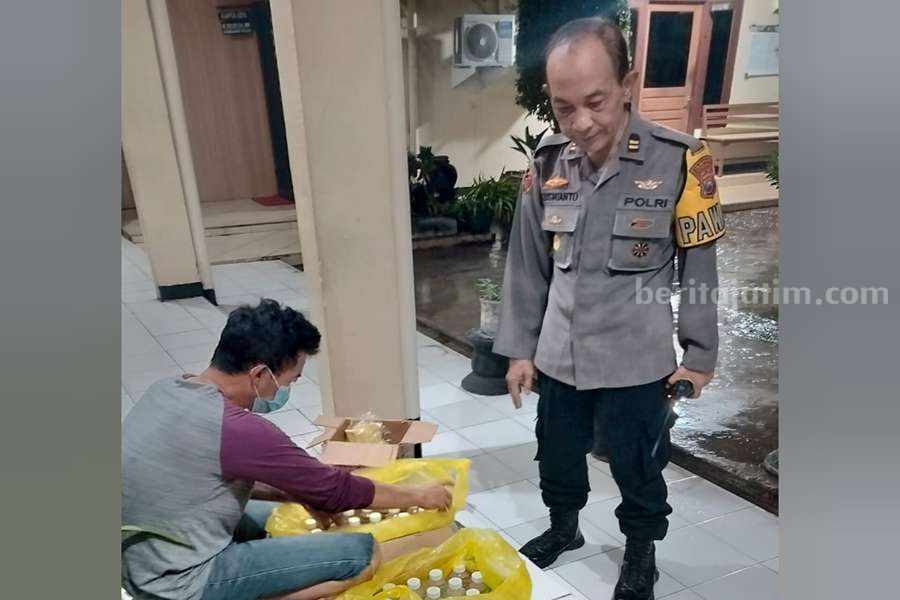 Polsek Wonocolo Sita 117 Botol Arak untuk Pesta Tahun Baru Barang bukti miras ilegal yang diamankan di Polsek Wonocolo.
