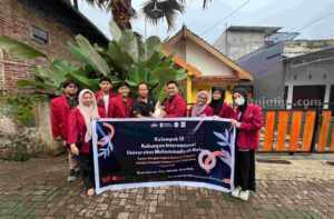 Mahasiswa HI UMM Ajak Desa Junrejo Batu Berantas Sampah dengan Mentok Mahasiswa HI UMM serahkan mentok di desa Junrejo