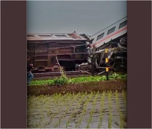 Kecelakaan kereta api lokal dengan KA Turangga di Bandung