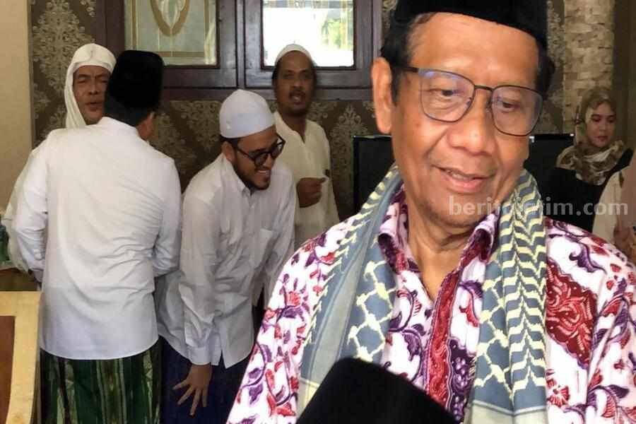 Cawapres Mahfud MD saat berada di Kecamatan Omben (Foto: Zamachsari/beritajatim.com)