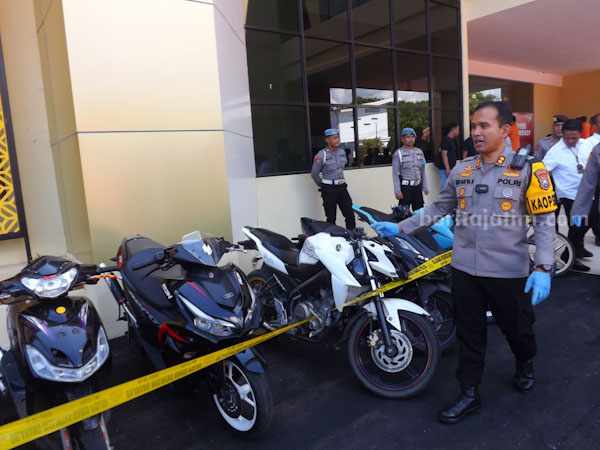 Kapolres Sumenep, AKBP edo satya kentriko menunjukkan BB sepeda motor berknalpot brong