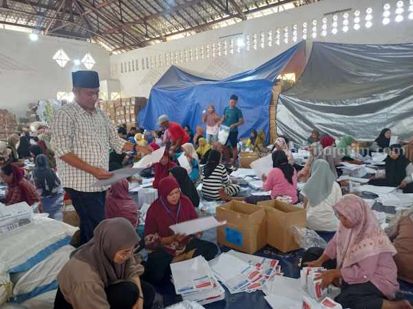Kegiatan penyortiran dan pelipatan surat suara (foto : Temmy/ beritajatim)