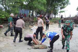 TNI dan Polres Sumenep Bersih-bersih Sampah di Pantai Pelabuhan Talango dan Ponjuk Foto Berita Jatim