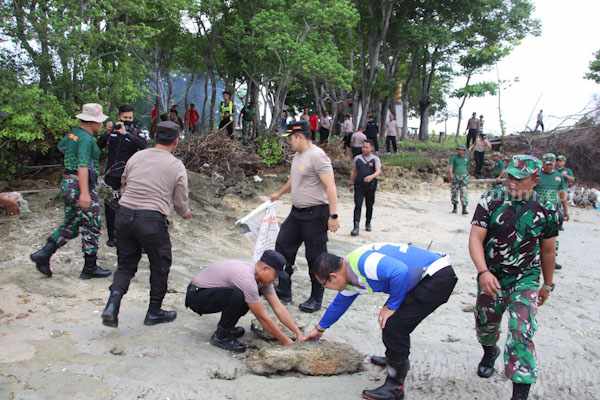 TNI dan Polres Sumenep Bersih-bersih Sampah di Pantai Pelabuhan Talango dan Ponjuk Foto Berita Jatim