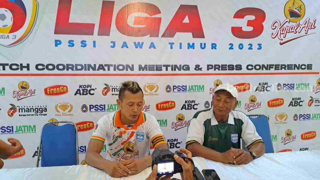 Tak Mampu Tundukkan Persipro, Pelatih Perssu Sebut Banyak Pemainnya ‘Nervous’ Pelatih dan pemain Persipro saat konferensi pers setelah pertandingan.