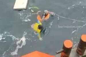Cuaca Buruk, Evakuasi ABK Kapal Putra Sumber Mas ke Kapal SAR Tak Bisa Dilakukan Foto Berita Jatim