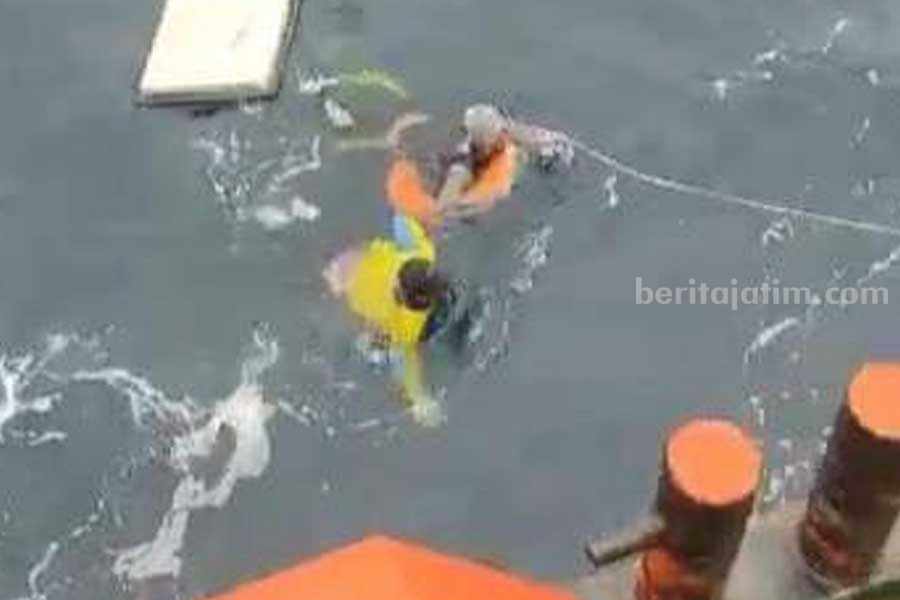 Cuaca Buruk, Evakuasi ABK Kapal Putra Sumber Mas ke Kapal SAR Tak Bisa Dilakukan Foto Berita Jatim