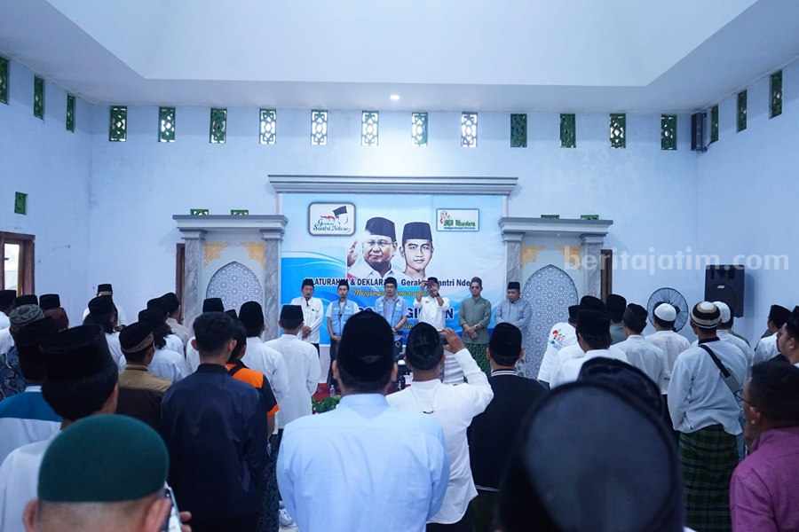 Puluhan pengasuh pesantren dan ratusam tomas lakukan ikrar dukungan terhadap Prabowo-Gibran di Ponorogo. (Foto/Istimewa)