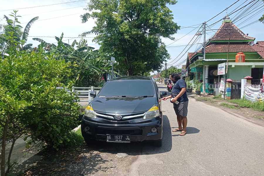 Mobil warna hitam yang ditinggalkan pelaku curanmor di dekat konter handphone di Desa Madusari Kecamatan Siman Ponorogo. (Foto/Istimewa)