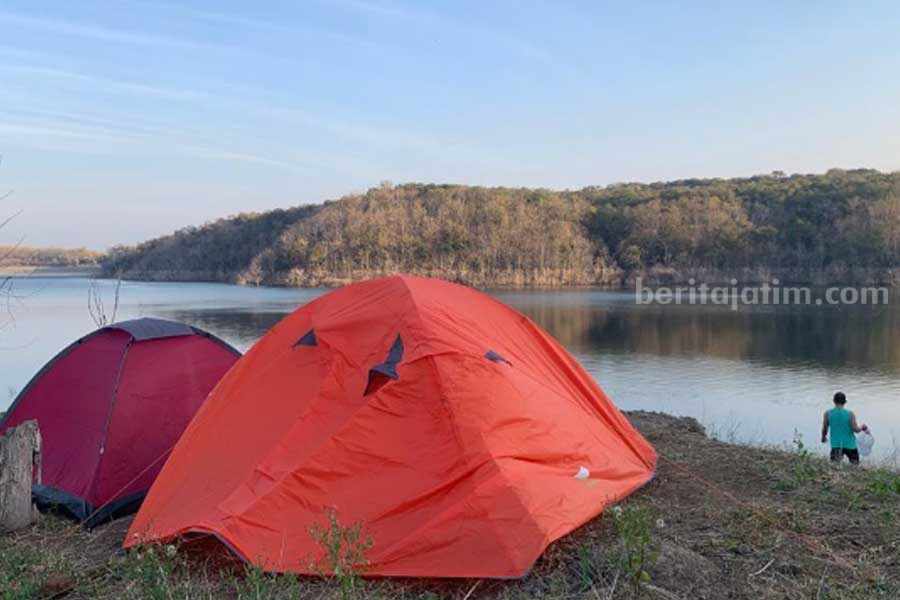Camping di Waduk Bendo, Serasa Menyatu dengan Alam Eksotis di Ponorogo Salah satu bukit di seputaran Waduk Bendo Ponorogo bisa digunakan untuk camping. (Foto/Istimewa)
