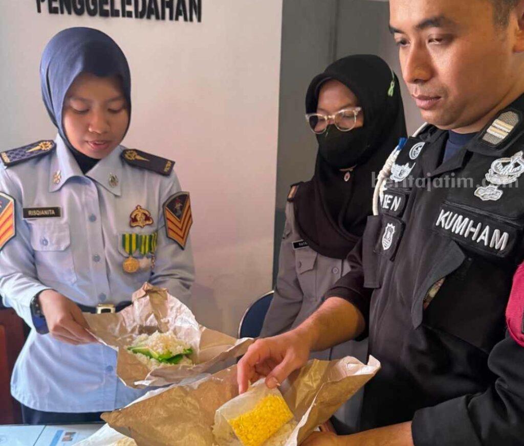 Petugas saat menggagalkan upaya penyelundupan obat terlarang ke Rutan.