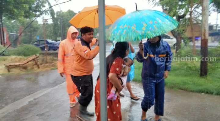 Evakuasi bayi 6 bulan oleh petugas BPBD Kabupaten Mojokerto. [Foto : Misti/beritajatim.com]