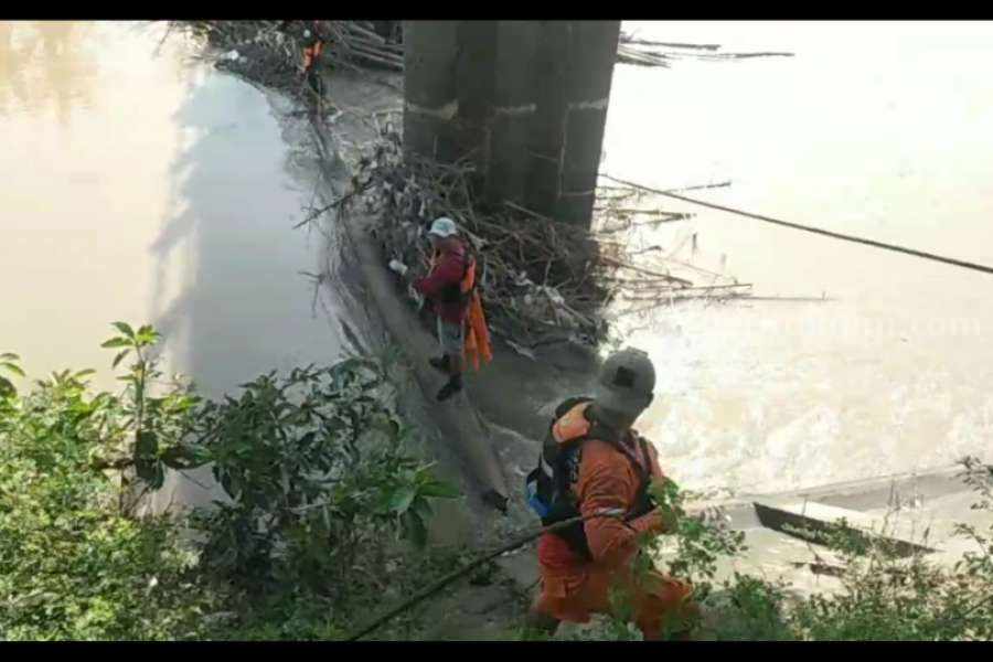 Proses evakuasi jasad Suwardji yang ditemukan menyangkut did Jembatan Desa Sogo, Balerejo, Madiun, Jumat (12/01/2024) 