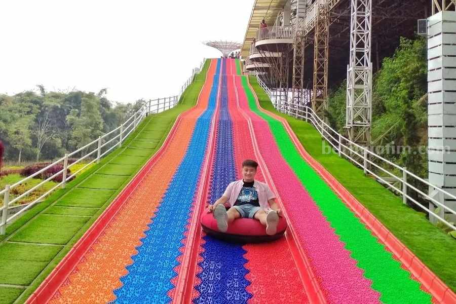 Rainbow Slide, perosotan pelangi yang ada di Santera De Laponte, Malang, Jawa Timur. (Sumber foto: Instagram/bie.murdi)
