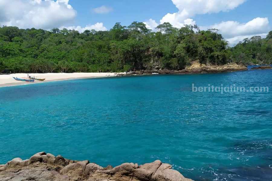 Wisata Pantai Teluk Ijo dan Sukomade, Banyuwangi. (Sumber foto: Instagram/huda_sandal)