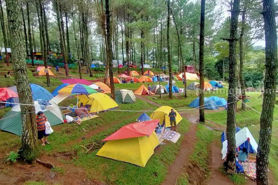 10 Tempat Kemping di Mojokerto yang Ciamik Menyatu di Alam Suasana camping di Alas Pelangi Trawas, Mojokerto. (Sumber foto: Instagram/pariwisata_jawatimur)
