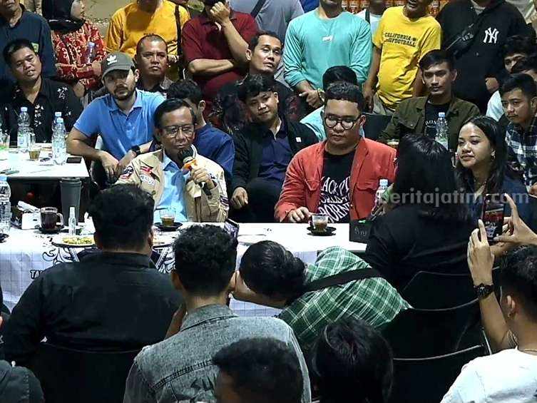 Mahfud MD berdialog bersama masyarakat Medan.