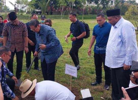 SBY Jelaskan Filosofi Memegang Burung di Jember Foto Berita Jatim