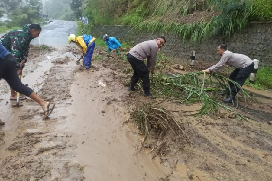 Akses Jalan Magetan-Tawangmangu-Karanganyar Bisa dilewati Kembali Foto Berita Jatim
